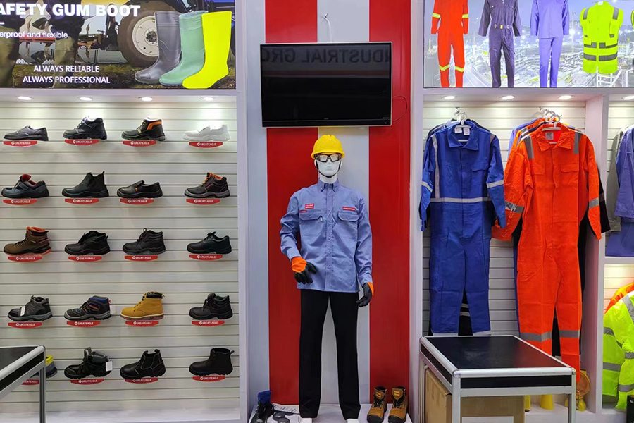 Lợi ích chính của việc mang ủng bảo hộ PVC trong môi trường công nghiệp là gì